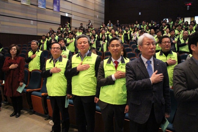 ▲ 성남사랑 농협봉사단이 지난 24일 발대식에 참여한 내빈들의 모습.  사진=성남사랑 농협봉사단 제공