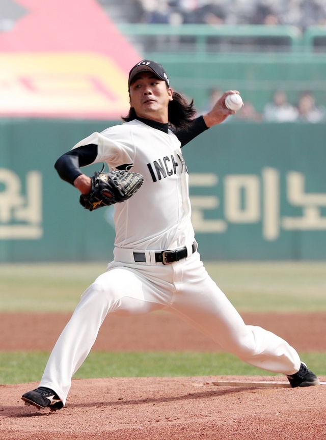 ▲ 25일 인천 SK행복드림구장에서 열린 프로야구 SK 와이번스와 롯데 자이언츠의 시즌 2차전서 1회초 SK 선발투수 김광현이 역투하고 있다.연합뉴스