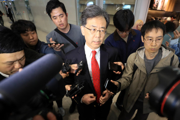 ▲ 미국에서 한미 자유무역협정(FTA) 개정과 철강 관세 면제를 연계한 마라톤 협상을 벌인 김현종 통상교섭본부장이 25일 오후 인천국제공항을 통해 귀국하며 취재진의 질문에 답하고 있다. 연합뉴스