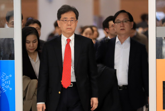 ▲ 미국에서 한미 자유무역협정(FTA) 개정과 철강 관세 면제를 연계한 마라톤 협상을 벌인 김현종 통상교섭본부장이 25일 오후 인천국제공항을 통해 귀국하고 있다.  연합뉴스