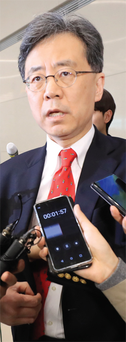 ▲ 미국에서 한미 자유무역협정(FTA) 개정과 철강 관세 면제를 연계한 마라톤 협상을 벌인 김현종 통상교섭본부장이 25일 오후 인천국제공항을 통해 귀국하며 취재진의 질문에 답하고 있다. 연합뉴스