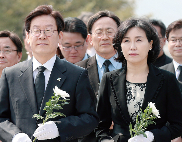 더불어민주당 경기도지사 예비후보 이재명 전 성남시장이 24일 오후 경남 김해 봉하마을에 있는 노무현 전 대통령 묘역을 참배하고 있다 이재명 선거캠프제공