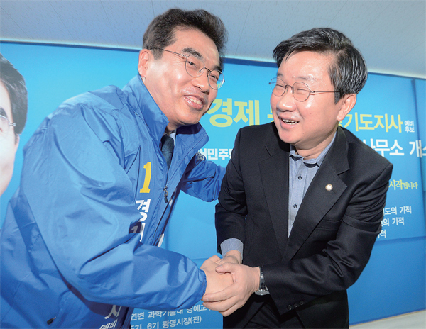 더불어민주당 경기도지사 예비후보인 전해철 의원(오른쪽)과 양기대 전 광명시장이 24일 양기대 후보 선거사무소 개소식에서 만나 선의의 경쟁을 다짐하며 인사를 나누고 있다. 조태형기자
