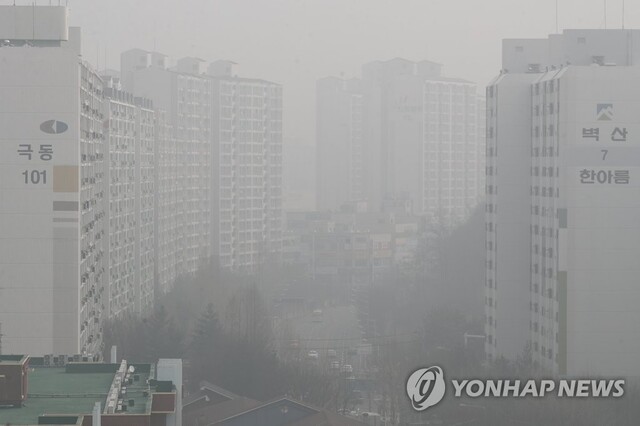 ▲ 전국적으로 미세먼지가 기승을 부린 26일 경기도 의정부시에서 시내가 흐릿하게 보이고 있다. 연합뉴스