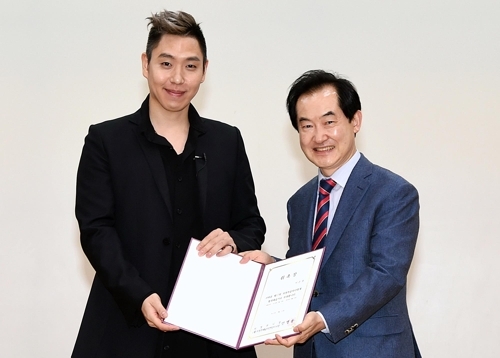 ▲ 안병용 의정부시장(오른쪽)과 마술사 이은결씨가 위촉식 후 기념촬영을 하고 있다.