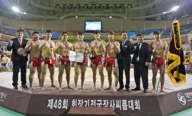 ▲ 26일 충남 보령종합체육관에서 열린 ‘제48회 회장기전국장사씨름대회’ 일반부 단체전서 우승을 차지한 인천 연수구청팀.대한씨름협회 제공