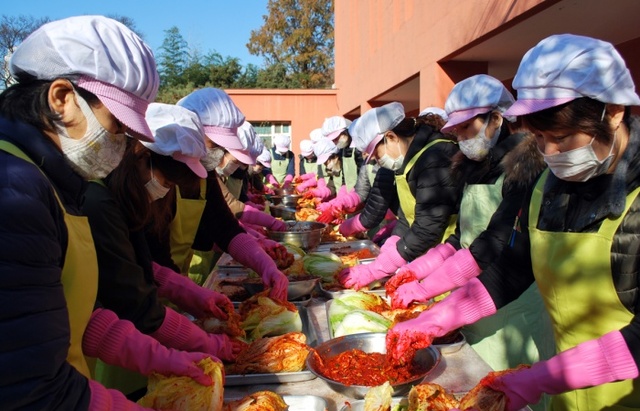 ▲ 국내 최대 도시가스 기업 삼천리-임원부인회 봉사활동(한센인 거주시설 김장 담그기)