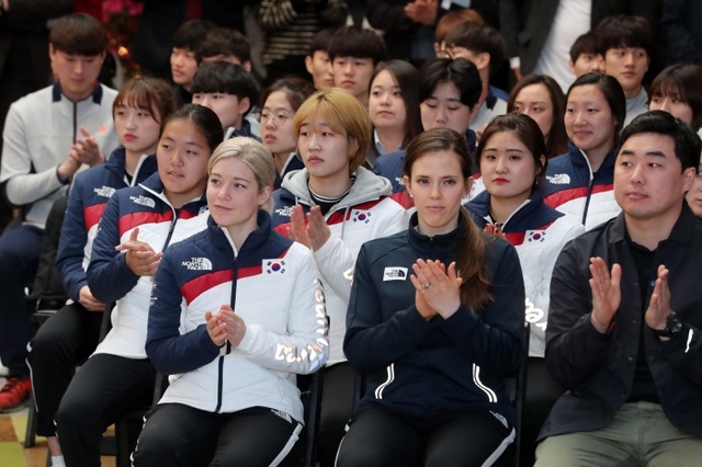 ▲ 지난 26일 수원시청 로비에서 열린 2018 평창 동계올림픽 여자 아이스하키팀 수원시 환영식에서 여자 아이스하키 대표팀 코칭스태프와 선수들이 환영사를 듣던 중 박수를 치고 있다. 연합뉴스