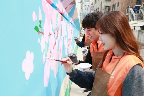 ▲ 한화갤러리아가 서울 영등포구 대림동 구로 1교에서 ‘벚꽃 벽화 그리기’ 사회공헌활동을 진행했다. 사진/한화갤러리아