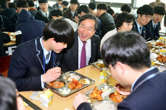 ▲ 27일 오후 무상급식 현장체험에 나선 유정복 인천시장이 인천시 남동구 만수고등학교 급식실에서 학생들과 함께 점심식사를 하며 이야기를 나누고 있다.장용준기자