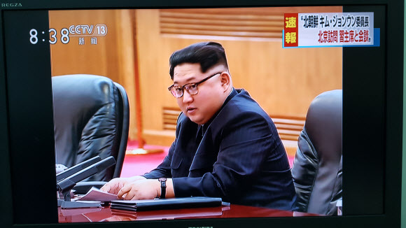 ▲ 일본 공영방송 NHK가 28일 오전 김정은 북한 노동당 위원장의 방중 및 시진핑(習近平) 중국 국가 주석과의 회담을 전한 신화통신의 보도를 속보로 전하고 있다. 도쿄=연합뉴스
