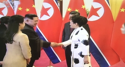 ▲ 중국 중앙(CC)TV는 28일 시진핑 중국 국가주석의 초청을 받아 김정은 북한 노동당 위원장이 방중했다고 보도했다. 김 위원장은 부인 리설주와 함께 중국을 방문했으며, 북중정상회담과 연회 등 행사에 참석했다. 베이징=연합뉴스