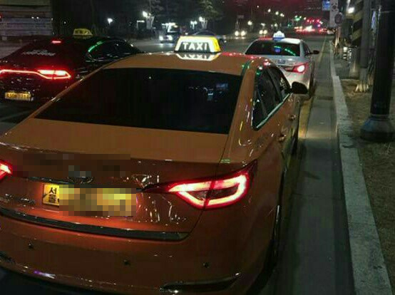 ▲ 퇴근길 수원 영통구청 앞에서 손님을 태워가는 서울택시