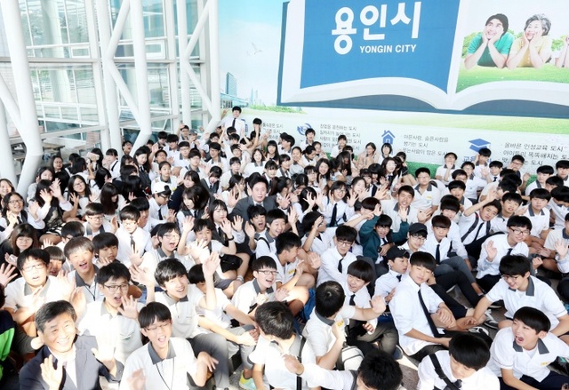 ▲ (사진)1-1용인시청을 방문한 상갈중학교 학생들이 기념촬영을 하며 즐거운 시간을 보내고 있다