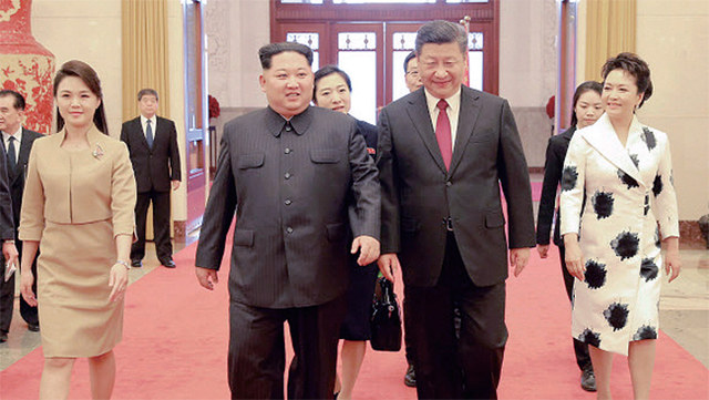 ▲ 북중 정상 내외 ‘화기애애’ 북한 노동신문은 김정은 노동당 위원장이 25일부터 28일까지 부인 리설주와 함께 중국을 비공식 방문했다고 28일 보도했다. 사진은 김정은리설주 부부가 26일 환영 행사 참석을 위해 시진핑 중국 국가주석펑리위안 여사와 함께 인민대회당으로 들어서는 모습. 연합뉴스