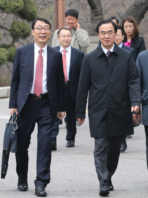 ▲ 남북 정상회담 준비를 위한 고위급회담에 참석하기 위해 조명균 통일부 장관(수석대표.오른쪽)과 윤영찬 청와대 국민소통수석이 29일 오전 서울 종로구 삼청동 남북회담본부로 들어서고. 있다. 이날 회의는 판문점 북측지역인 판문각에서 열린다. 연합뉴스
