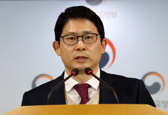 ▲ 하태욱 인사혁신처 윤리복무국장이 28일 서울 세종로 정부서울청사에서 정부공직자윤리위원회 관할 고위공직자 1천7백11명의 2018년 정기 재산변동사항 신고내역을 공개하고 있다. 연합뉴스