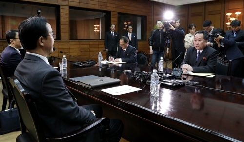 ▲ 조명균 통일부장관과 리선권 조국평화통일위원회 위원장이 29일 오전 판문점 북측 통일각에서 정상회담 준비를 위한 남북 고위급회담을 하고 있다. 사진공동취재단=연합뉴스