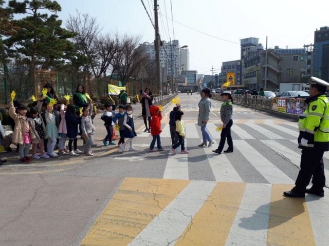 ▲ 180329 안성경찰과 함께하는 안전보행 엄마손캠페인 (2)