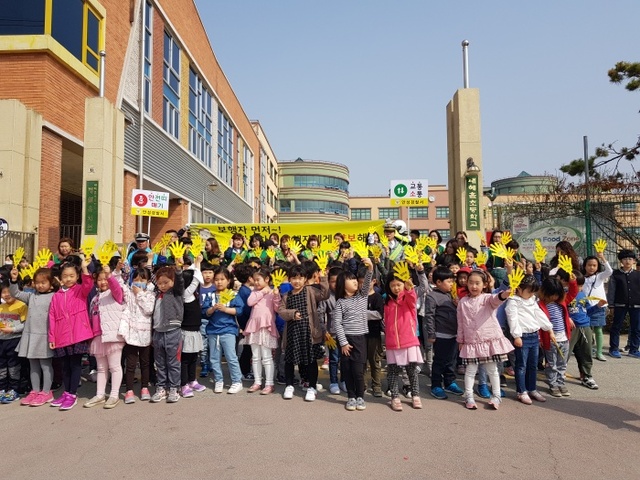 ▲ 180329 안성경찰과 함께하는 안전보행 엄마손캠페인 (1)
