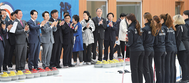 ▲ 29일 개장식이 열린 의정부 컬링경기장에서 남경필 경기도지사, 안병용 의정부시장 등 참석자들이 경기도청 컬링팀 선수들과 인사하고 있다. 아시아 최대규모로 국제규격 시트 6개와 243석 규모의 관람석을 갖춘 의정부 컬링경기장은 국내에선 유일하게 스톤 보관함이 설치됐다. 조태형기자