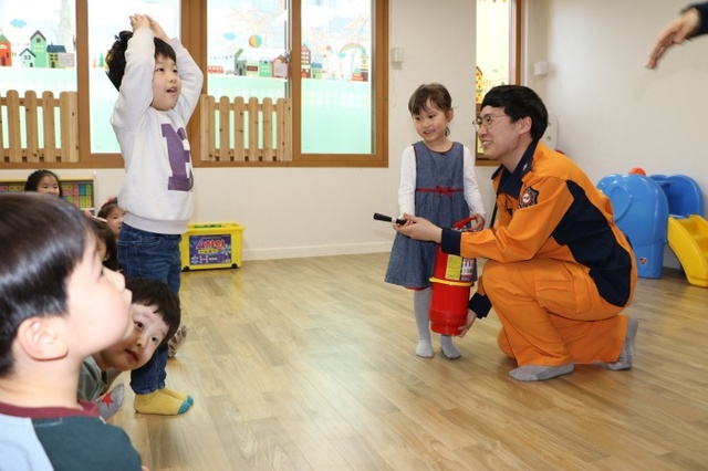 ▲ 조대연 소방사가 어린이들에게 소화기 사용법을 설명하고 있다 2