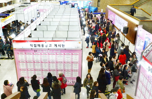 ▲ 29일 오후 '2018 인천여성채용박람회’행사가 열린 인천시청 중앙홀에 현장면접과 함께 구인 게시판을 살펴보는 참가자들로 북적이고 있다. 장용준기자