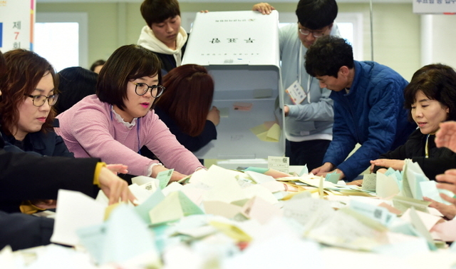 ▲ 29일 인천시 부평구 청천동 부평구선거관리위원회에서 열린 '6·13 제7회 전국동시지방선거 개표 시연회'에서 개표사무원들이 투표용지 분류작업을 시연하고 있다.장용준기자