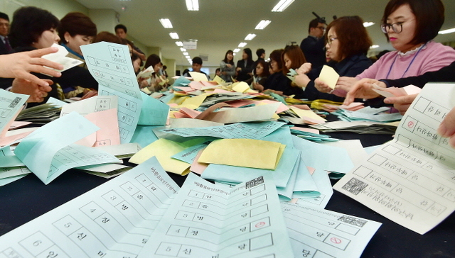 ▲ 29일 인천시 부평구 청천동 부평구선거관리위원회에서 열린 '6·13 제7회 전국동시지방선거 개표 시연회'에서 개표사무원들이 투표용지 분류작업을 시연하고 있다.장용준기자