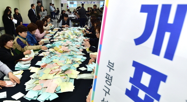 ▲ 29일 인천시 부평구 청천동 부평구선거관리위원회에서 열린 '6·13 제7회 전국동시지방선거 개표 시연회'에서 개표사무원들이 투표용지 분류작업을 시연하고 있다.장용준기자