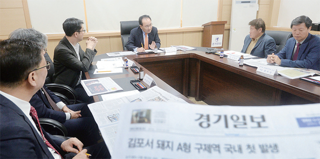 ▲ 경기일보 독자권익위원회 3월 회의가 열린 28일 위원들이 본보 편집내용에 대해 평가하고 있다. 조태형기자