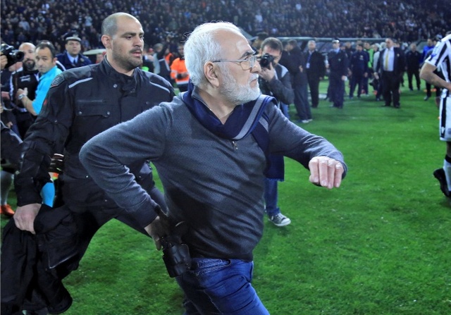 ▲ 지난 11일 오후 데살로니키 스다이오 룸바스에서 열린 그리스 프로축구 AEK 아테네와 PAOK 데살로니키의 경기에서 PAOK 데살로니키의 이반 사비디스 구단주가 심판 판정에 불만을 품고 허리에 권총을 찬 채 그라운드로 뛰어들어 심판에게 항의하고 있다.연합뉴스