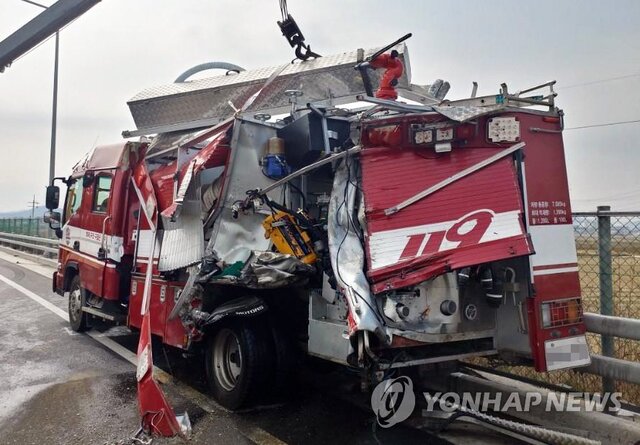 ▲ 30일 오전 9시 46분께 충남 아산시 둔포면 신남리 43번 국도에서 "사람에게 위협이 되는 개를 잡아달라"는 신고를 받고 출동한 25t 트럭이 개를 포획하려다 도롯가에 주차한 소방펌프 차량을 추돌하는 사고가 발생, 소방차량이 심하게 파손돼 있다. 이 사고로 소방펌프 차량에 타고 있던 여성소방관 A씨와 소방관 임용 예정 여성 교육생 2명 등 모두 3명이 숨졌다. 또 트럭 운전자와 소방펌프 차량 운전자도 다쳐 병원으로 이송돼 치료를 받고 있다. /연합