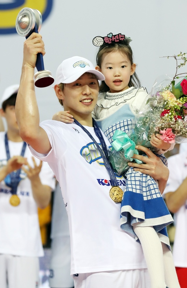 ▲ 30일 인천 계양체육관에서 열린 남자프로배구 챔피언결정전에서 MVP로 선정된 인천 대한항공 한선수가 딸 효주양과 기념촬영하고 있다.연합뉴스