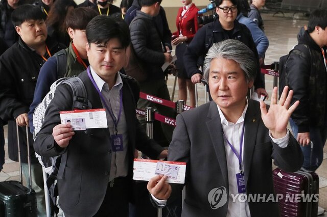 ▲ 우리 예술단의 평양공연을 위한 방북단 선발대가 29일 오전 서울 김포공항을 통해 평양으로 출국 전 취재진을 향해 비행기표를 들고 손을 흔들고 있다. 연합뉴스