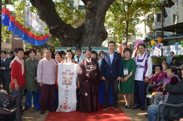 지난해 10월 연수구 청학동 500년이 넘은 느티나무 아래에서 한 부부의 벽옥혼식이 전통혼례로 진행되는 가운데, 이재호 연수구청장이 주인공 및 마을공동체 관계자들과 함께 기념촬영을 하고 있다. 연수구 제공