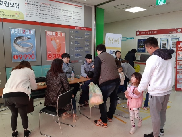 ▲ 시장 보면서 지문등록, 포천 지역주민에게 호평