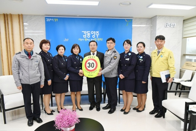 ▲ 가방 안전덮개 전달