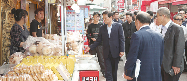 관광인프라 구축을 위해 김홍섭 인천 중구청장이 차이나타운을 방문해 현장을 점검하고 있다.
