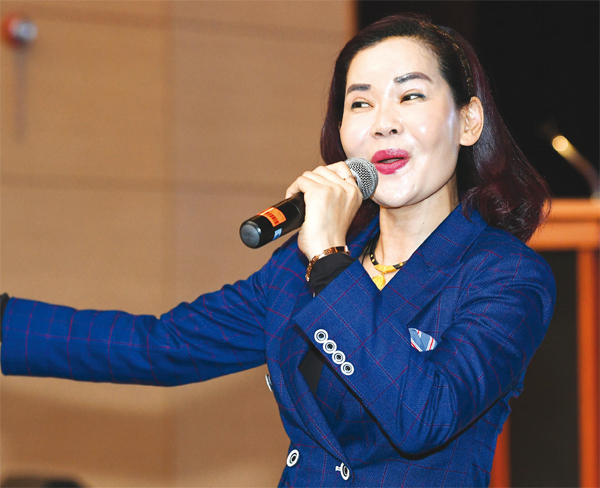 대회 둘째 날인 2월28일 지난 2003년 탈북한 김영옥 평양백두한라예술단장이 학생들을 위해 노래를 부르고 있다.