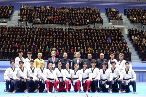 ▲ 1일 평양 태권도전당에서 남측 태권도 시범단이 단독 공연 후 기념촬영을 하고 있다. 세계태권도연맹 제공=연합뉴스