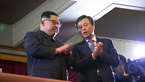 ▲ 1일 오후 평양 동평양대극장에서 '봄이 온다'라는 주제로 열린 '남북평화협력기원 남측예술단 평양공연'에 서 김정은 북한 노동당 위원장(왼쪽)이 도종환 문체부 장관과 이야기를 나누고 있다. 공동취재단 방송 캡처=연합뉴스