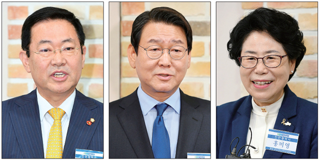 ▲ 민주당 인천시장 예비후보 면접… 누가 웃을까 ‘6·13 지방선거’ 인천시장 도전에 나선 더불어민주당 (왼쪽부터)박남춘, 김교흥, 홍미영 예비후보가 2일 서울 여의도 더불어민주당 당사에서 열린 공천관리위원회 광역단체장 면접을 각각 마친 후 취재진의 질문에 답하고 있다. 장용준기자