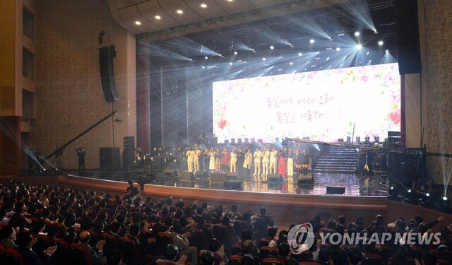 ▲ 1일 평양 대동강지구 동평양대극장에서 '남북평화 협력기원 남측예술단 평양공연-봄이 온다'가 열리고 있다. 평양 조선중앙통신=연합뉴스