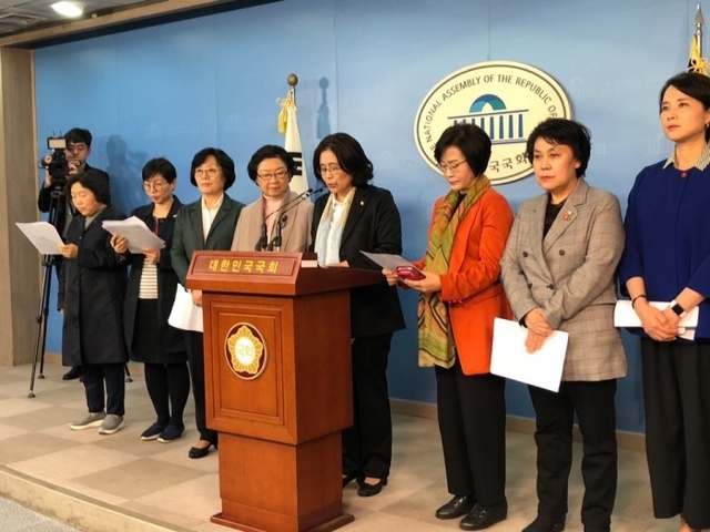▲ (04.03)더불어민주당 전현직 국회의원들과 여성단체 단체 관계자들이 2일 국회 정론관에서 여성 후보 전략 공천을 촉구하는 기자회견을 갖고 있다.