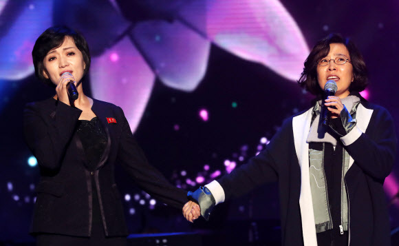 ▲ 이선희와 북한 삼지연관현악단 김옥주가 3일 평양 류경정주영체육관에서 열린 남북합동공연 리허설에서 함께 노래하고 있다. 연합뉴스