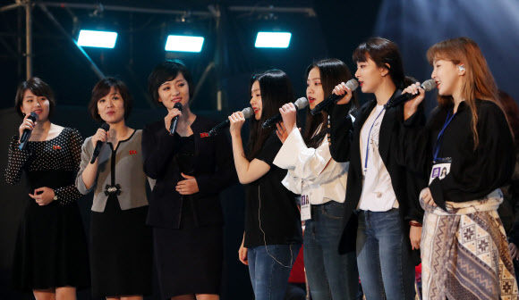▲ 남측 가수들과 북한 삼지연관현악단원들이 3일 평양 류경정주영체육관에서 열린 남북합동공연 리허설에서 함께 한마음으로 노래하고 있다. 연합뉴스