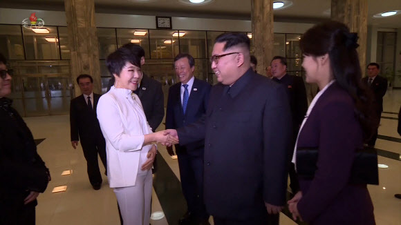 ▲ 북한 조선중앙TV는 김정은 노동당 위원장이 지난 1일 동평양대극장에서 열린 남측 예술단 공연 ''봄이 온다''를 관람한 영상을 2일 공개했다. 사진은 공연이 끝난 뒤 김 위원장이 가수 최진희와 악수하는 모습. 연합뉴스
