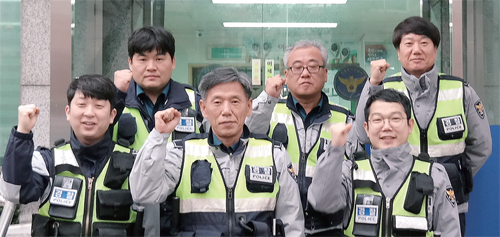 ▲ 비산지구대 진경문 1팀장과 그 팀원들