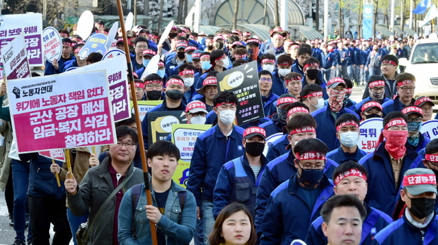 ▲ 4일 오후 한국GM 인천공장 노조원을 비롯한 민주노총 인천본부 회원들이 한국GM 군산공장 폐쇄 철회 결의대회를 갖기 위해 부평역을 향해 행진을 벌이고 있다.장용준기자